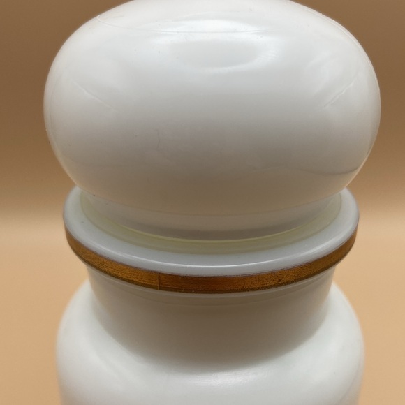 Vintage Milk Glass Apothecary Jar with bubble lid. Made in Belgium. - Picture 11 of 12